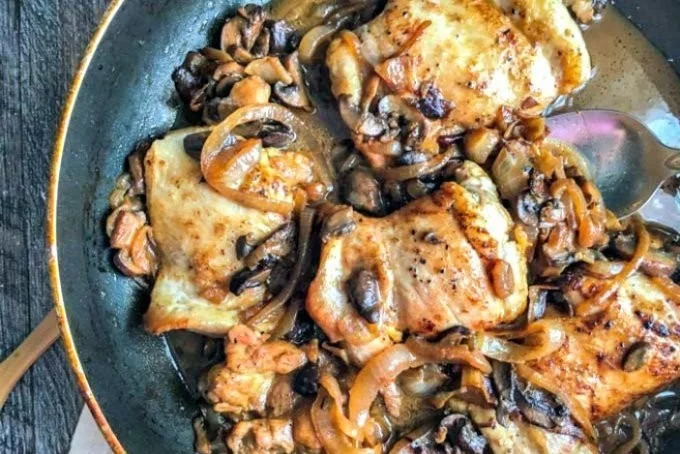 Low-carb balsamic chicken with onions and mushrooms served on a plate.