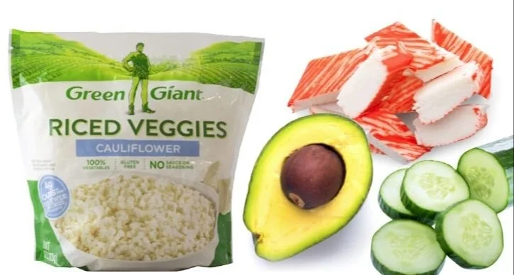 A colorful low-carb sushi bowl with fresh vegetables and fish