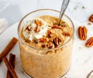 Bowl of Pumpkin Pie Overnight Oats topped with spices and pumpkin seeds