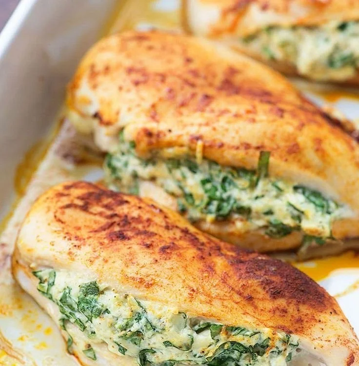 Delicious spinach-stuffed chicken breasts served with garnishes